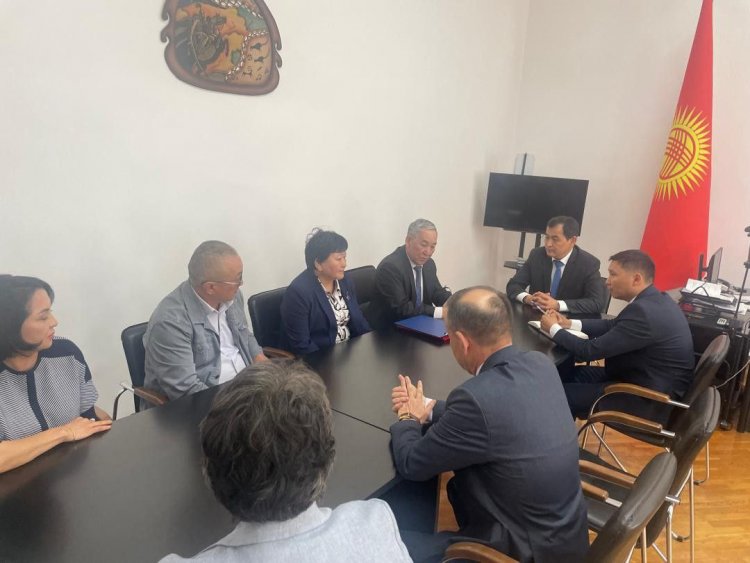 Directors of Medical Colleges of Kyrgyzstan met with the Minister of Health On April 17, 2025, in Bishkek, a working meeting was held between the Minister of Health of the Kyrgyz Republic E.M. Chechebaev and members of the Association of Directors of Medical Colleges of Kyrgyzstan.